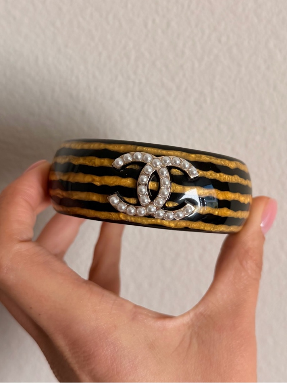 🖤Chanel CC Pearl Logo Resin Bangle Bracelet Black & Gold💛 - Picture 9 of 12